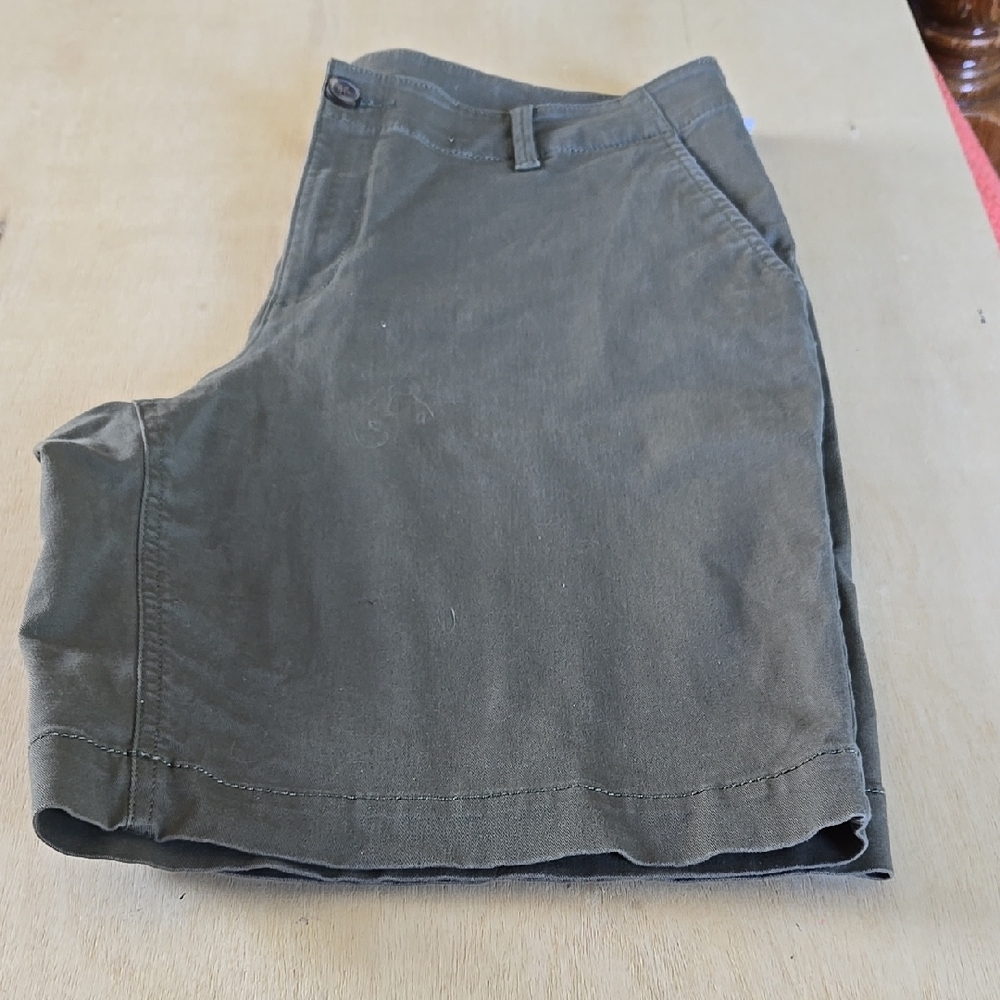 Olive Green Casual Bermuda Shorts Size 12 9" Inseam Pockets Belt Loops